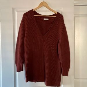 Aritzia Babaton sweater. Size medium. Oversized, burgundy colour